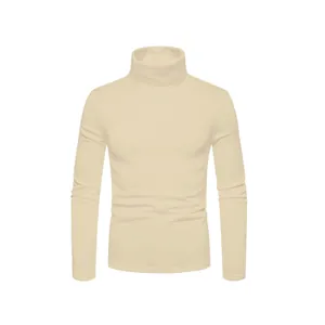Vista dettagliata frontale maglia beige uomo collo alto manica lunga slim fit.