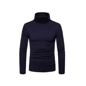 Vista dettagliata del lupetto da uomo blu scuro, vestibilità slim, a maniche lunghe