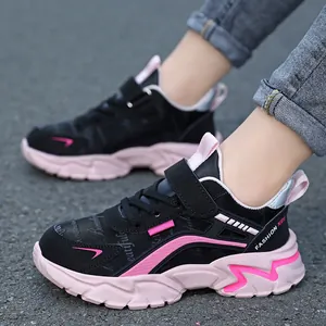 Scarpe da corsa leggere rosa e nere per bambine con suola antiscivolo e velcro.
