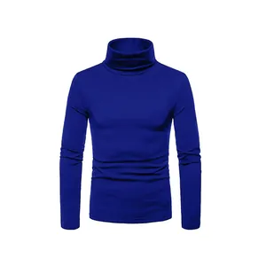 Dettaglio di un lupetto da uomo blu reale slim fit che mostra la qualità del tessuto e delle cuciture