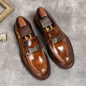 Mocasines elegantes de cuero pulido marrón con detalle metálico para hombres estilo casual