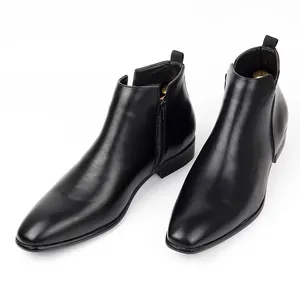 Dettaglio professionale di stivaletti Chelsea da uomo in pelle nera con design a punta quadra