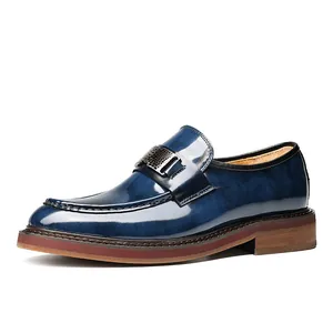 Elegantes mocasines de charol azul para hombre con hebilla metálica de estilo británico