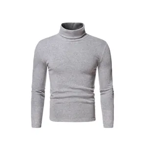 Dettaglio di un maglione a dolcevita da uomo slim fit in morbido tessuto grigio elastico.