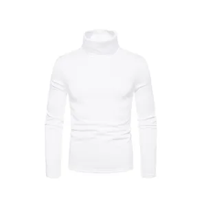Primo piano di maglione bianco a collo alto da uomo, vestibilità slim elasticizzata.