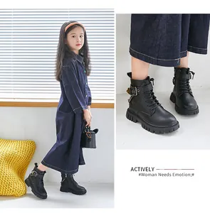 Detailansicht der schwarzen Kinder-Biker-Boots mit Schnalle und Kette
