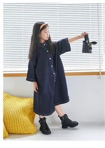 Stylische schwarze Kinder-Martin-Boots im britischen Stil mit dekorativer Silberkette