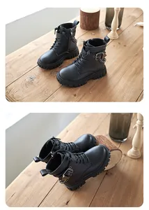 Detailansicht von schwarzen Kinder-Martin-Stiefeln im britischen Stil mit Schnallen.
