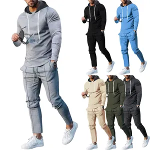 Heren tweedelig casual sport trainingspak set in diverse kleuren op een witte achtergrond