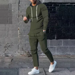 Volledig zicht op heren olijfgroen slim fit trainingspak met capuchon en trekkoord