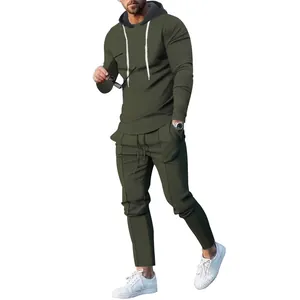 Detailweergave van de olijfgroene slim-fit trainingspak met capuchon voor heren op model
