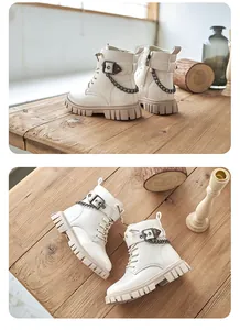 Detailansichten weißer Kinder-Martin-Boots im britischen Stil mit Kette und Schnalle.
