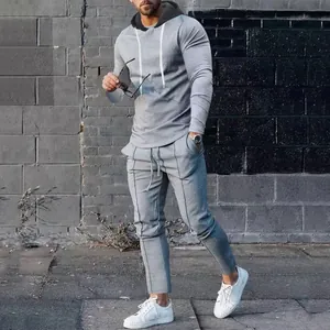 Stijlvolle grijze heren sportset met hoodie en nauwsluitende trainingsbroek voor heren
