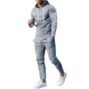 Volledig aanzicht van een grijs heren trainingspak met een zwarte hoodie sweatshirt