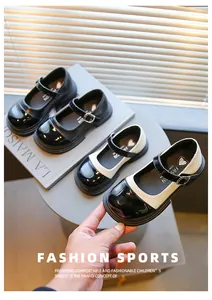 Détail de chaussures Mary Jane bicolores noires et blanches pour petites filles