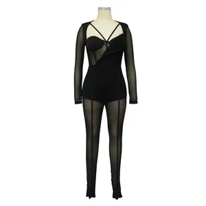 Vue de face d'une combinaison sexy noire en maille transparente à manches longues sur un mannequin