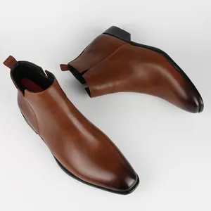 Vista dall'alto dei classici stivaletti Chelsea da uomo marroni con design a punta quadra