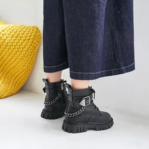 Stilvolle Kinder-Martin-Stiefel in Schwarz mit Ketten- und Schnallendetails