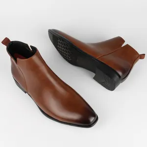 Stivaletti Chelsea classici in pelle marrone con punta quadrata e finitura brunita