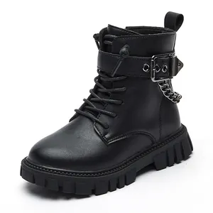 Stylische schwarze Kinder-Martin-Boots mit Schnallenriemen und Metallkettendetail.