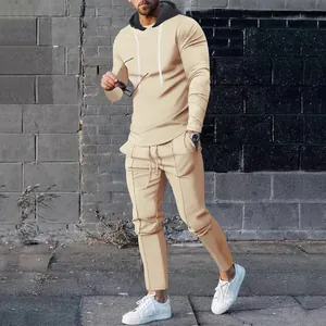 Detailopname van beige heren sportset met hoodie en bijpassende joggingbroek