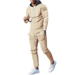 Detailweergave van beige herentrainingspak met hoodie met trekkoord en joggingbroek.