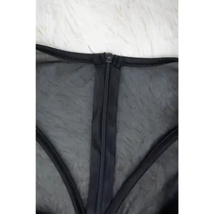 Détail du tissu en maille transparente noire et de la fermeture éclair d'un body sexy