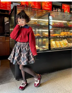 Detalle de zapatos Mary Jane rojos para niña con encaje blanco y detalles de lazo