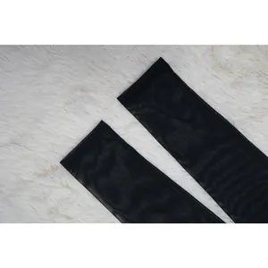 Gros plan sur la texture en maille noire transparente de ce combishort sexy pour femme