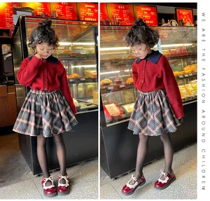 Vista de detalle de zapatos de princesa rojos con lazo para niñas en una cafetería