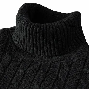 Vista macro del collo alto a coste e della trama a trecce spesse di questo maglione nero