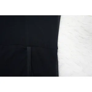 Gros plan détaillé du tissu en maille noire transparente et des coutures pour une combinaison