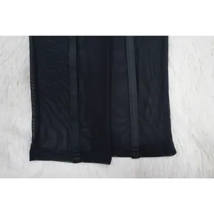 Vue détaillée du tissu en maille transparente noire pour une combinaison de soirée sexy
