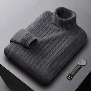 Dettaglio del maglione grigio a collo alto a trecce che mostra la trama del tessuto