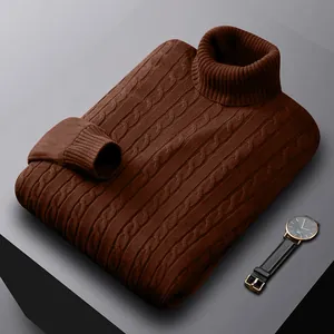 Maglione a collo alto marrone da uomo con lavorazione a treccia in maglia calda foto