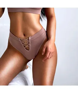 Détail d'un sous-vêtement de sport sans couture avec laçage frontal et anneaux.