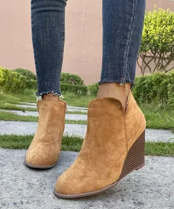 Botines de cuña retro para mujer en ante color camello con una cremallera lateral de moda