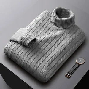 Vista dettagliata della trama a treccia premium di un dolcevita grigio da uomo