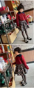 Zapatos Mary Jane negros para niña con encaje blanco y lazo en un entorno de café