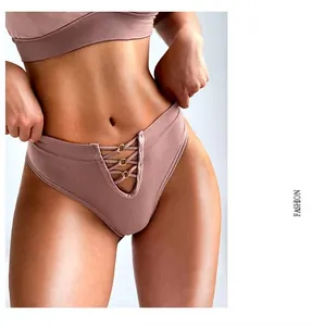 Thong de sport sans couture mauve avec détail de laçage évidé et anneaux métalliques