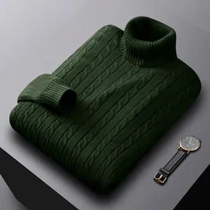 Primo piano di un maglione dolcevita verde scuro con trama a trecce dettagliata