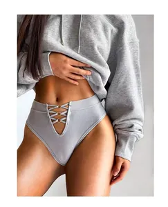 Vue détaillée d'un string gris sans couture avec laçage et anneaux métalliques