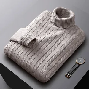 Vista dettagliata di un maglione a collo alto grigio chiaro a trecce da uomo di lusso