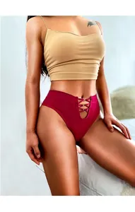 Culotte de sport rouge taille haute sans couture avec détails ajourés lacés