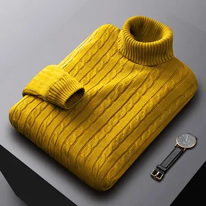 Texture dettagliata di un maglione a collo alto giallo da uomo con maglia a trecce