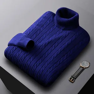Dettaglio della trama a maglia a trecce premium su un maglione a collo alto blu solido da uomo