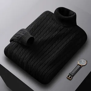 Dettaglio di un maglione nero a collo alto a trecce con accessorio orologio