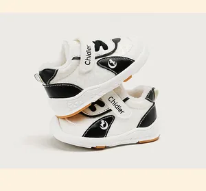 Detailansicht von Baby-Winterschuhen mit warmem Fleecefutter und weißem Oberleder