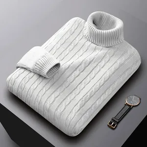 Vista dettagliata della trama a treccia di un maglione a collo alto grigio da uomo