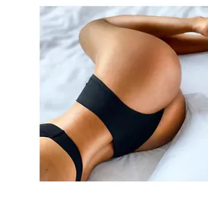 Gros plan d'un string de sport noir sans couture, haute élasticité et grand confort